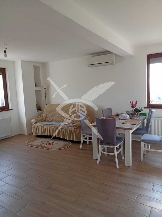 Двуетажна къща с двор в с. Горица