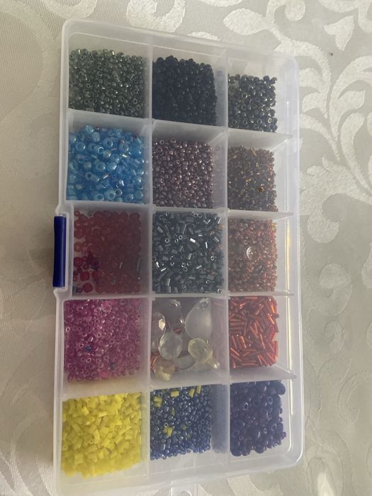 Продам коробку бисеров