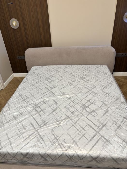 Новый кровать с матрасом