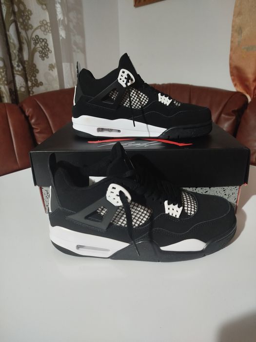 Jordan 4 white thunder