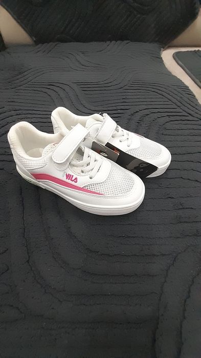 Продам кроссовки на девочек.