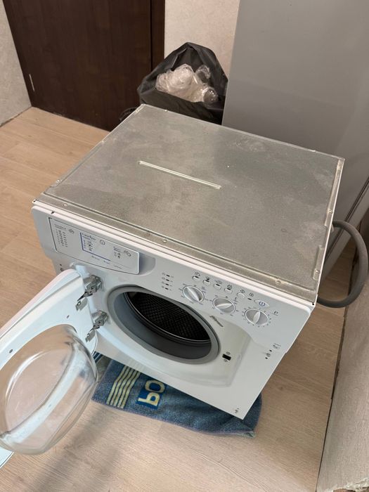 Продавам вградена пералня Indesit