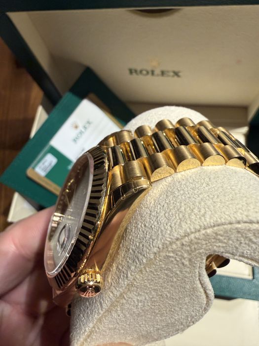 Rolex Day Date 40 18k Yellow Gold Black Baguette