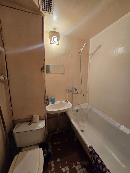 Чиланзар 15.  Продаю 1 комнатная 2 х 6 балкон.  Кирпич