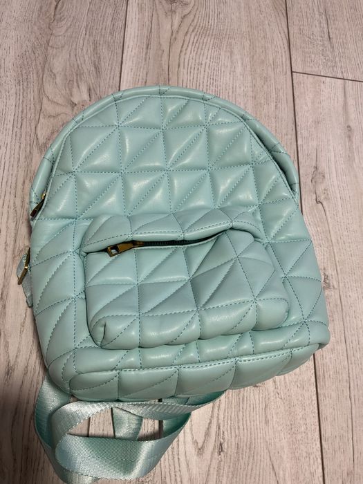 Раница с метална златиста дръжка