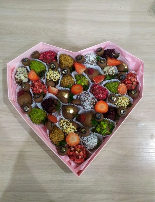 Коробки новые для клубники, фиников в шоколаде и цветов.