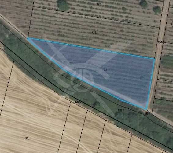 Парцел с голямо лице на път в Марково