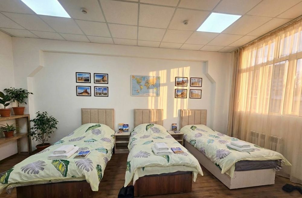 Хостел, арзон меҳмонхона. Жомий кругида жойлашган