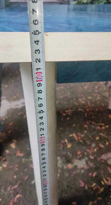 Стол для кухни покрыт синим пластиком