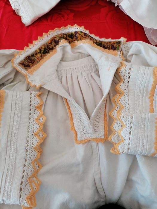 Vind cămăși de bărbați instare foarte bună cu margele pe pinza de casă