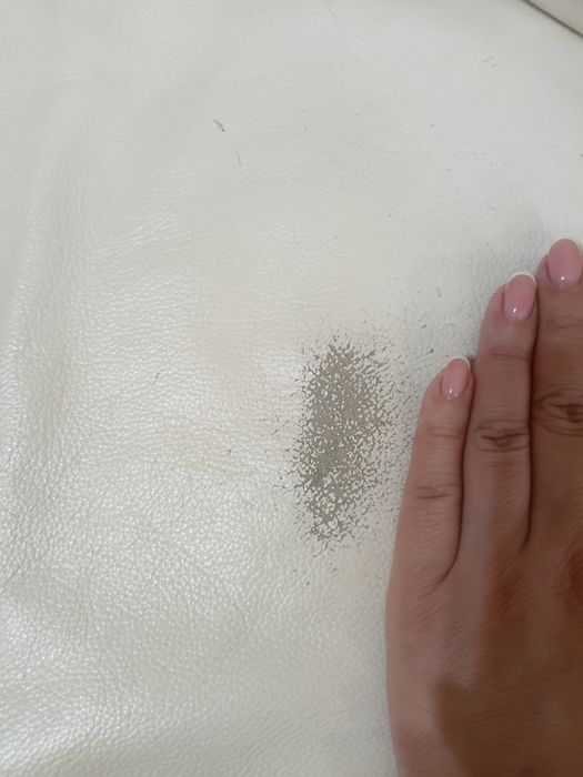 Продам диван кожаный молочного цвета