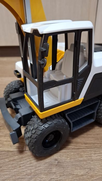 Колёсный экскаватор Bruder XE 5000