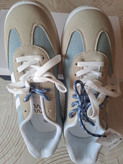 Pantofi sport noi cu etichetă