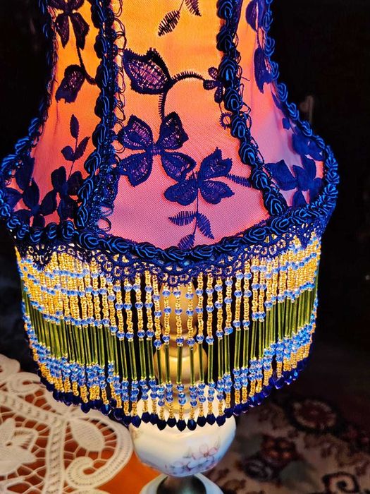 Abajur albastru si franjuri de margele pentru veioza