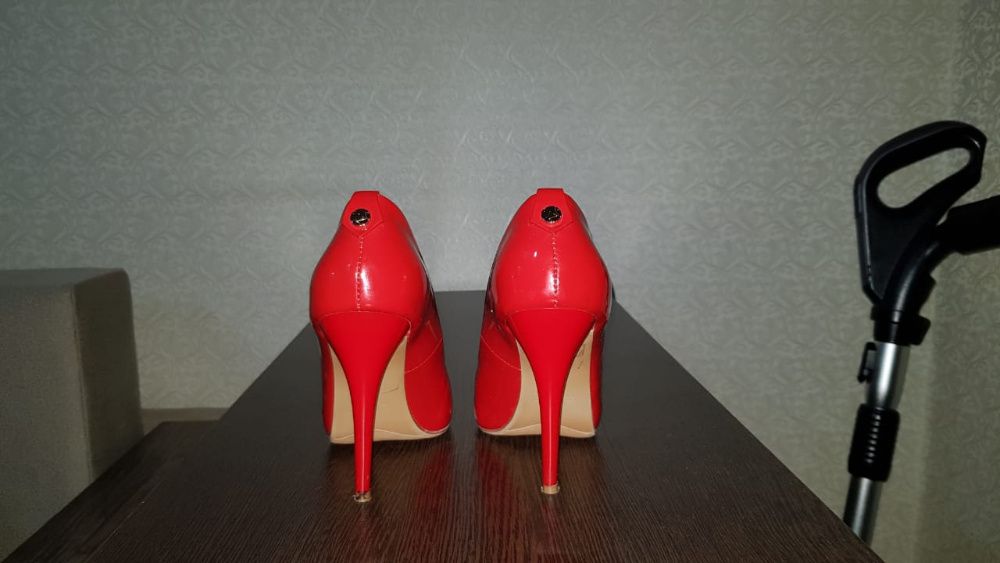 Женские шикарные туфли.