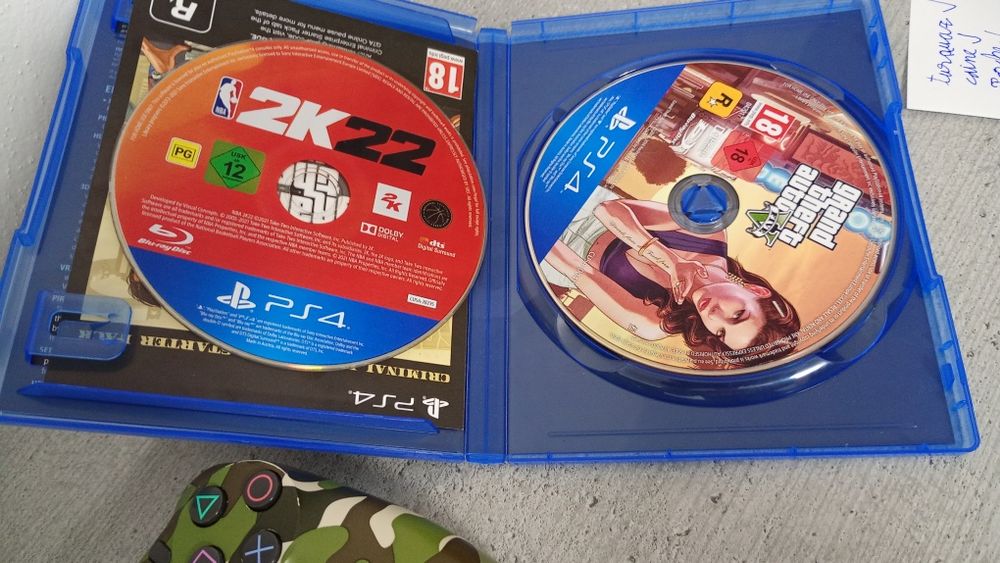 Ps4 în stare bună cu 3 controlere și 2 jocuri