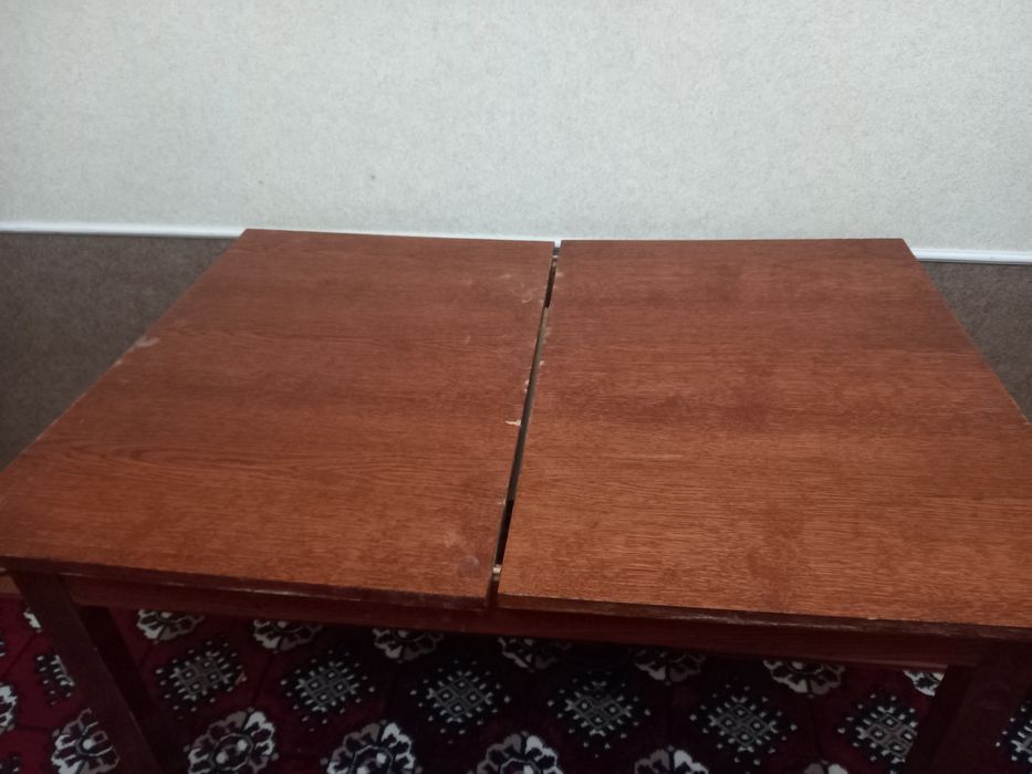 Продается полированный раздвижной  стол. Размер 1,2 м × 0,8.