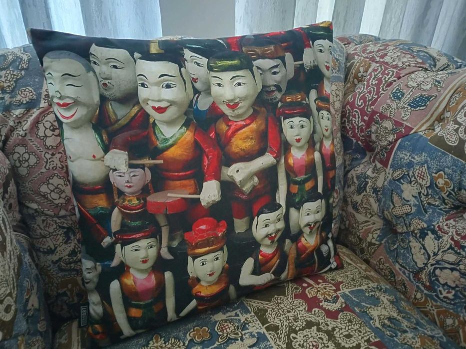 Цветна декоративна взглавница от Виетнам 40 см х 40 см