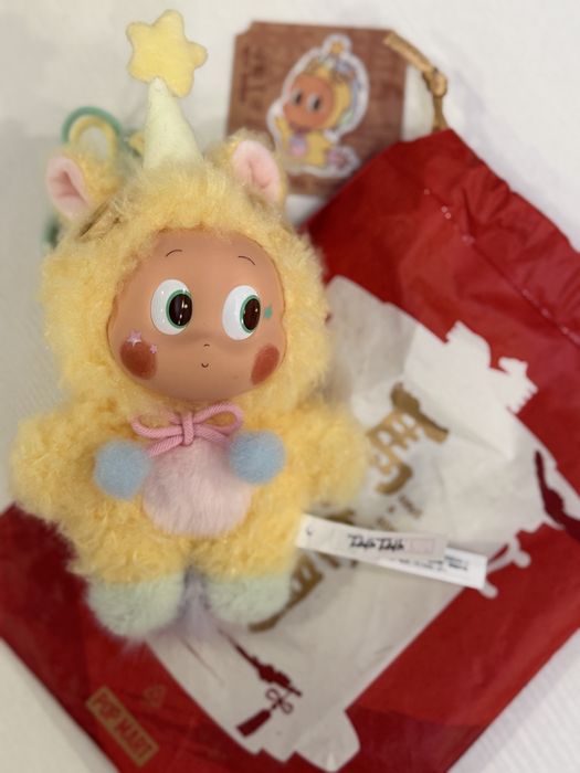 Labubu, Pop mart “Have a good run”. Twinkle Twinkle