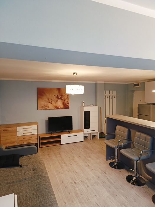Închiriez apartament cu 2 camere