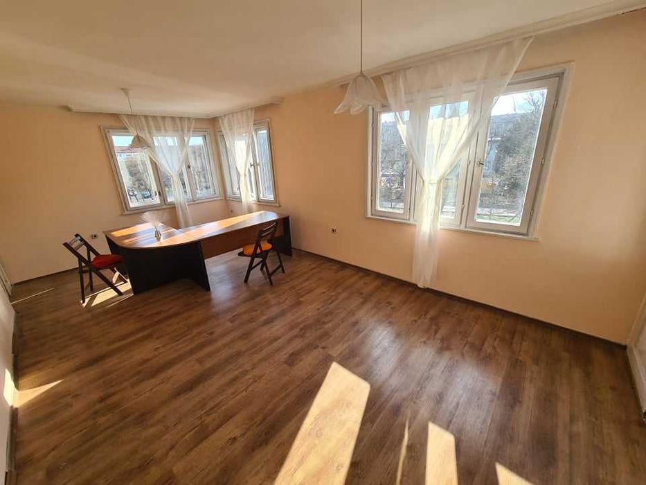 Дава се под наем Тристаен апартамент в Бургас, Център - 120 кв.м за 265.2 € - Снимка #2