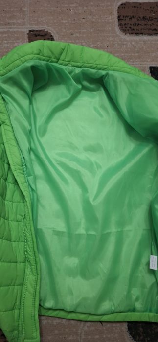 Продам куртку кислотность цвета