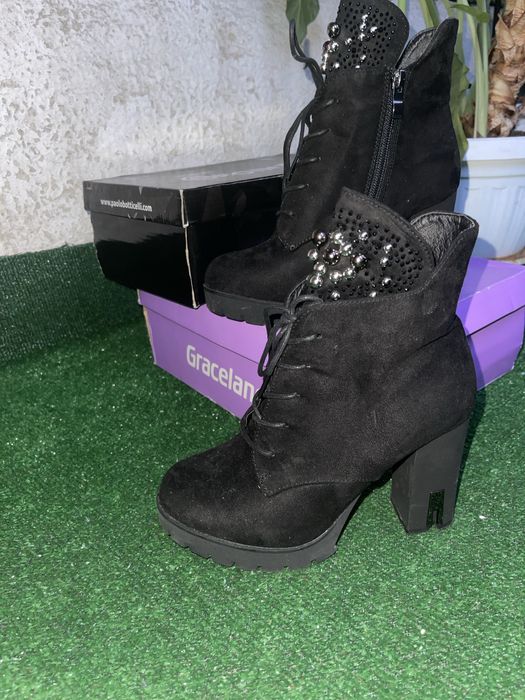 Велурени боти с капси