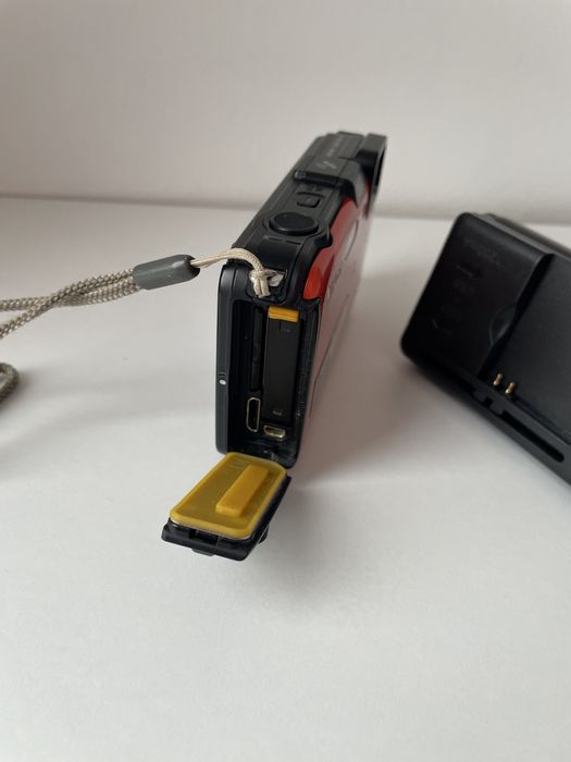 Aparat Foto Digital NIKON CoolPix AW100 16.0 MP Orange Full HD 32GB Waterproof Shockproof GPS