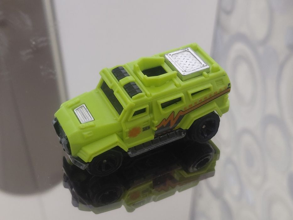 Игрушечная машинка