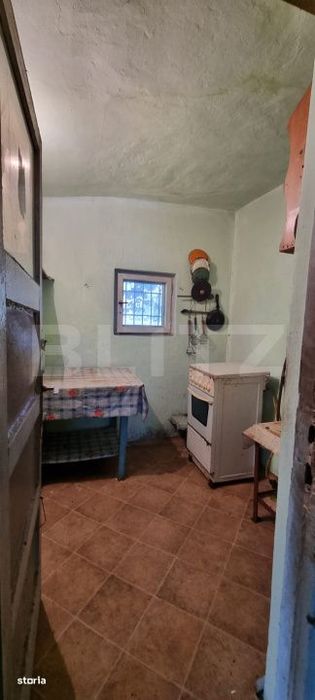 Casa cu 3 camere, anexe, curte si gradina
