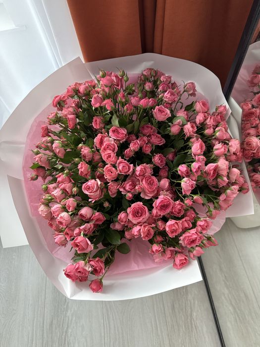 Большой букет кустовых роз. Цветы