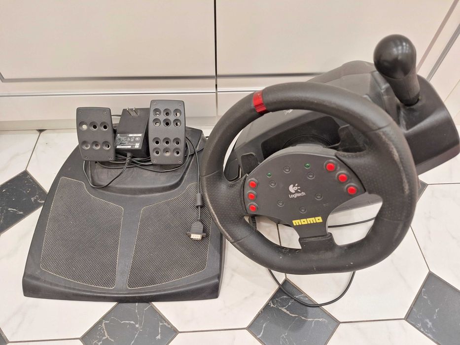 Руль Logitech Momo Racing Wheel