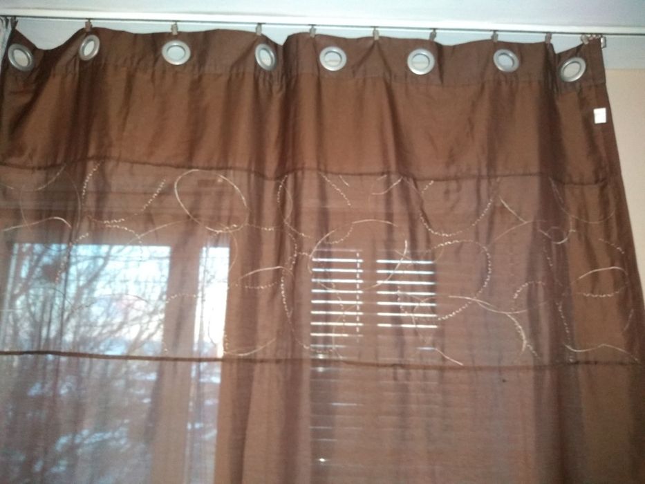 Кафяво фино перде с втъкани кръгли метални халки