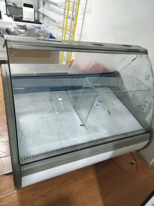 Продам витринный холодильник