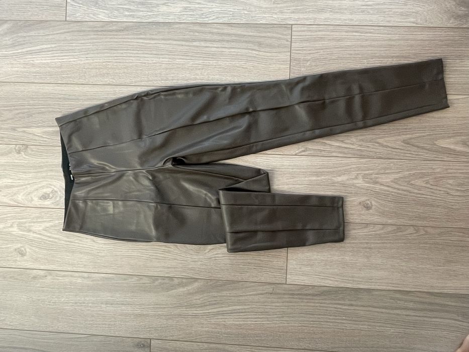 Pantaloni din piele