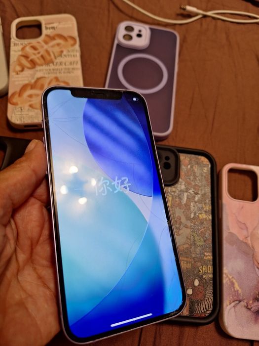 iPhone 12 в отлично състояние и 10 калъфа към него