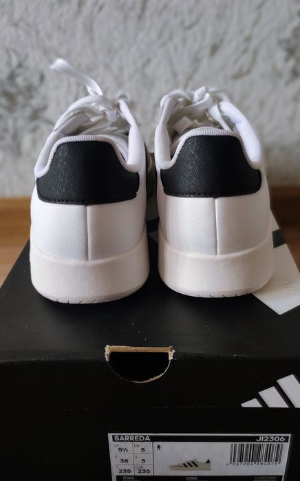 Продам новые кроссовки BARREDA  Adidas ОРИГИНАЛ