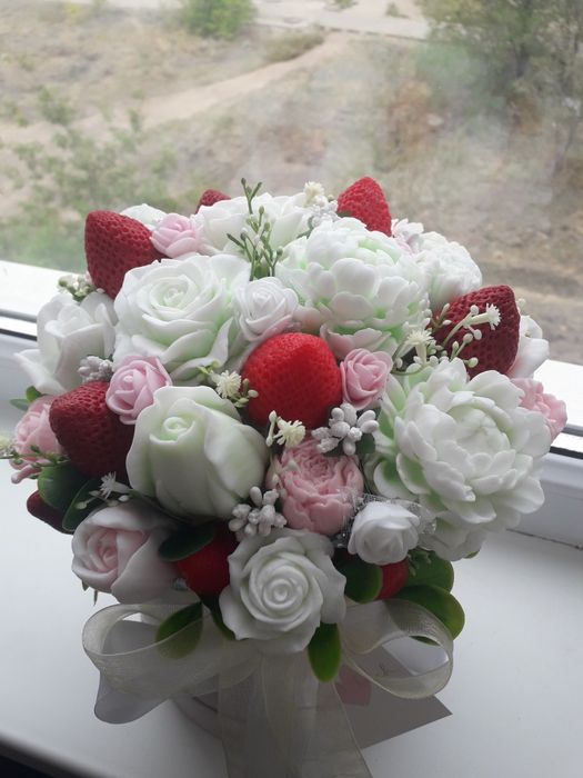 Модный мыльный цветочно-клубничный букет