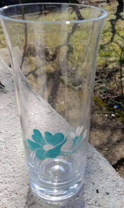 Голяма порцеланова купа. Чинии. Стъклени чаши.