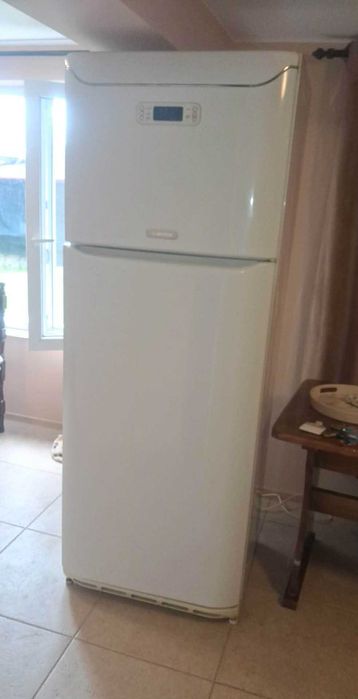 Хладилник с горна камера Hotpoint Ariston