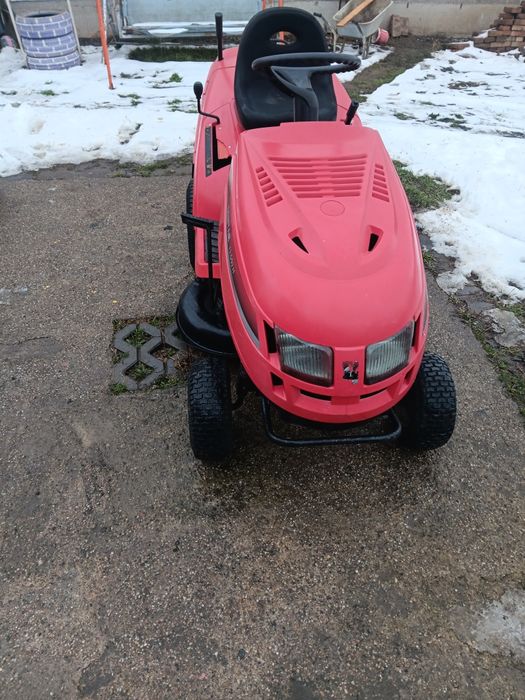 Tractoras de tuns iarba și gazon