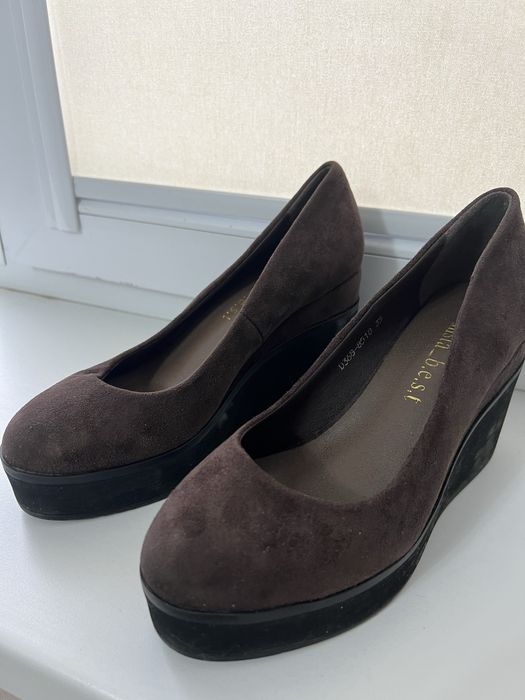 Әйелдер аяқ киімі, көп киілмеген.