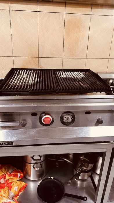 Grill cu roca vulcanica pe gaz