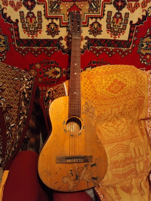 Акустическая гитара.