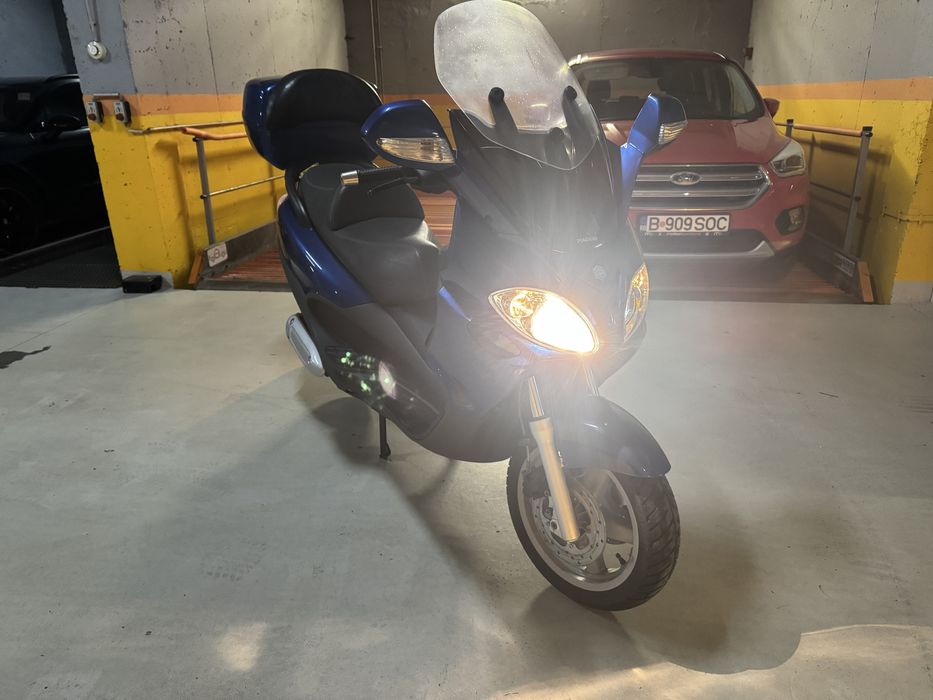 Piaggio x9/ variante piaggio mp3 sau Yamaha xmax