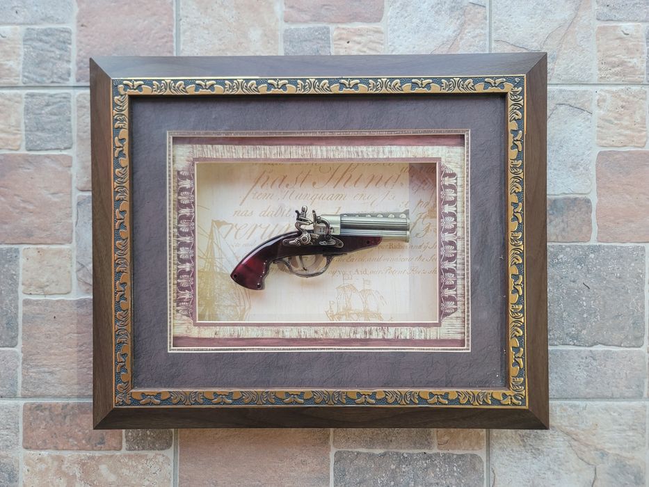 Tablou tip panoplie cu pistol decorativ