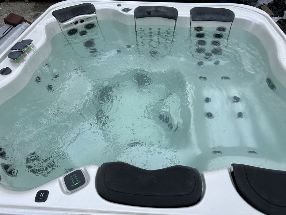 Супер луксозно джакузи всички екстри цена 5100 евро