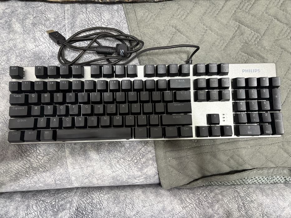 Продам 2 клавы 1 мышь 4 наушника