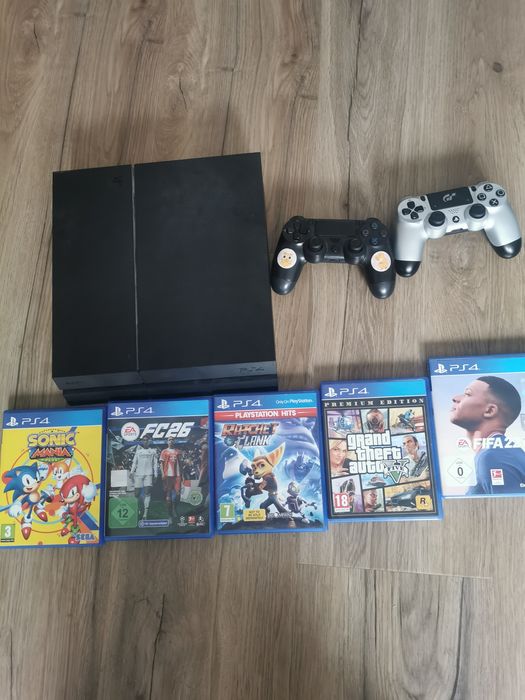 Ps4 cu 2 manete și jocuri