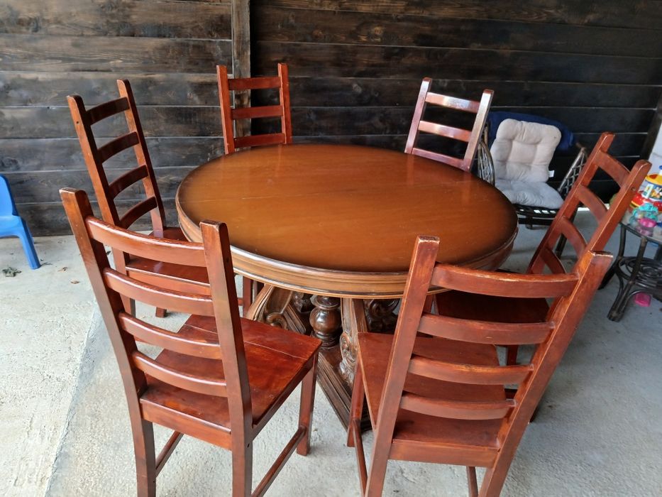 Masa cu scaune din lemn